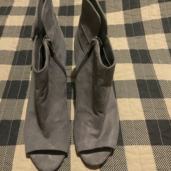 High heeled booties - Picture 2 of 2